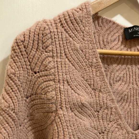 MINKPINK Cream V-Neck Sweater Classic Knit - Picture 14 of 15